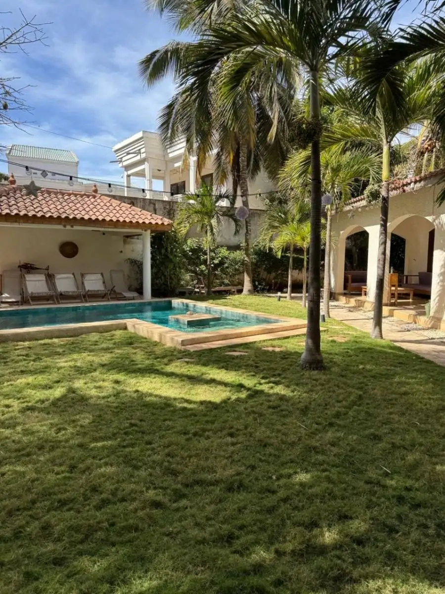 Jardin et piscine avant transformation, photo d'origine
